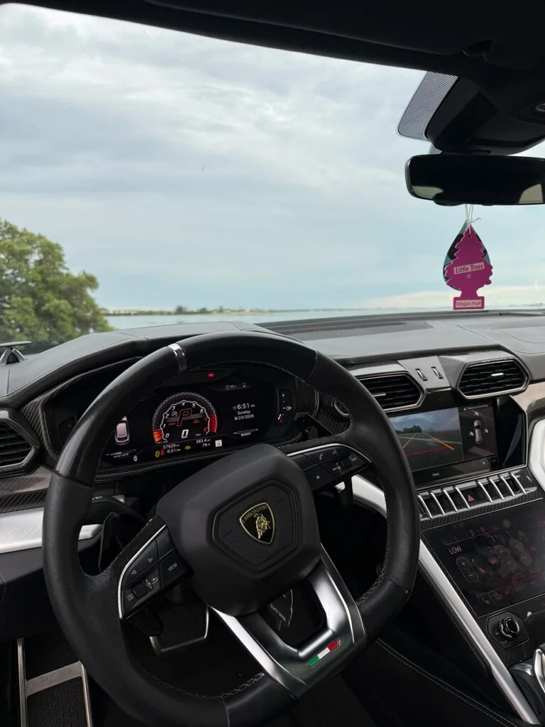 Lamborghini Urus thumbnail 2