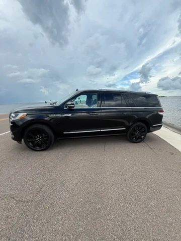 Lincoln Navigator L Premium exterior — luxury car rental in Tampa Bay